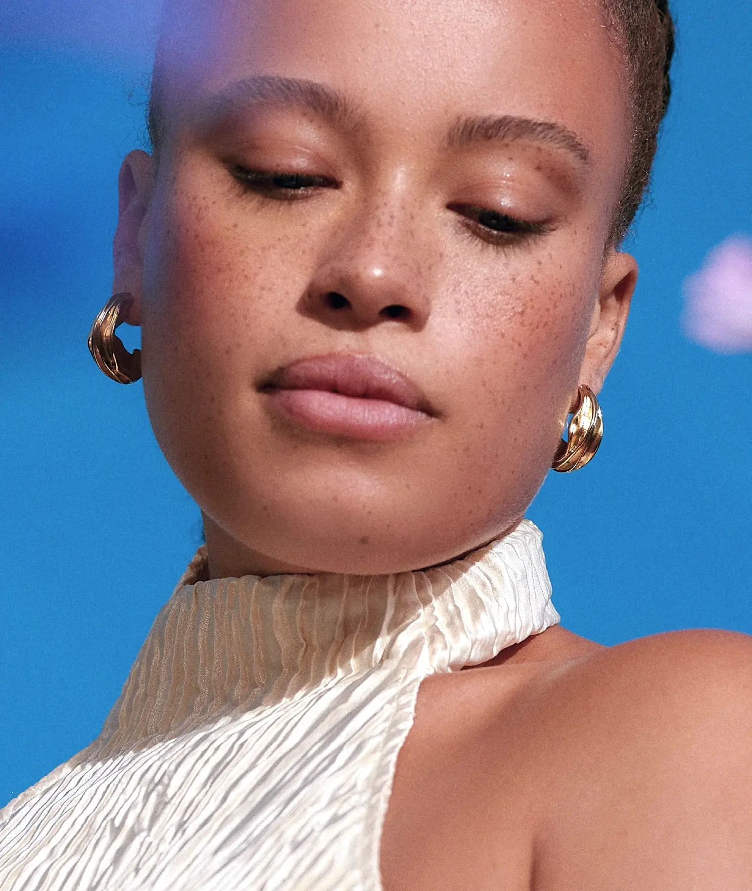 Boucles d'oreilles grandes créoles Iris - Louise Damas | Manoir Plume