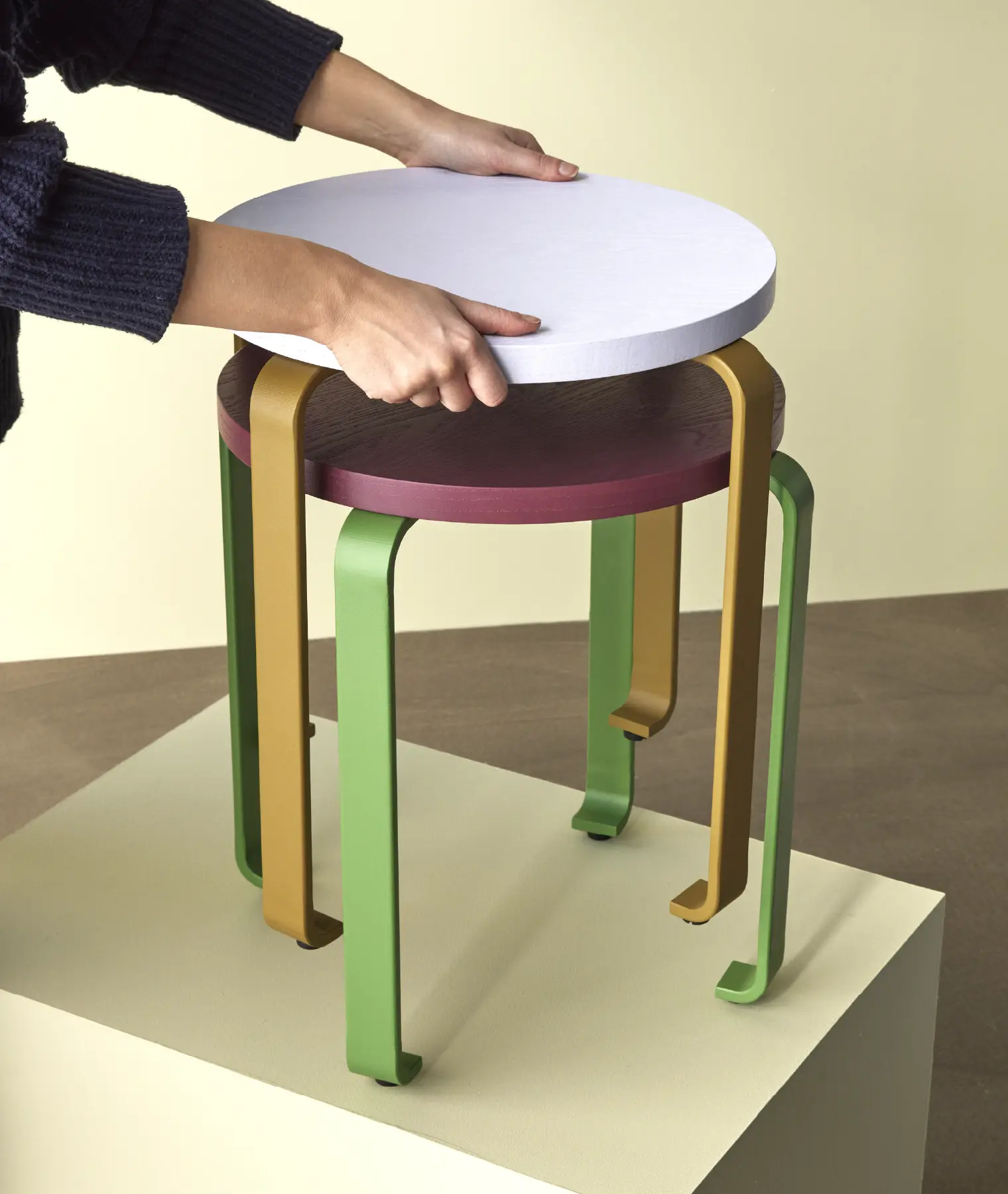 Tabouret Smile - bordeaux/vert - Hübsch | Manoir Plume