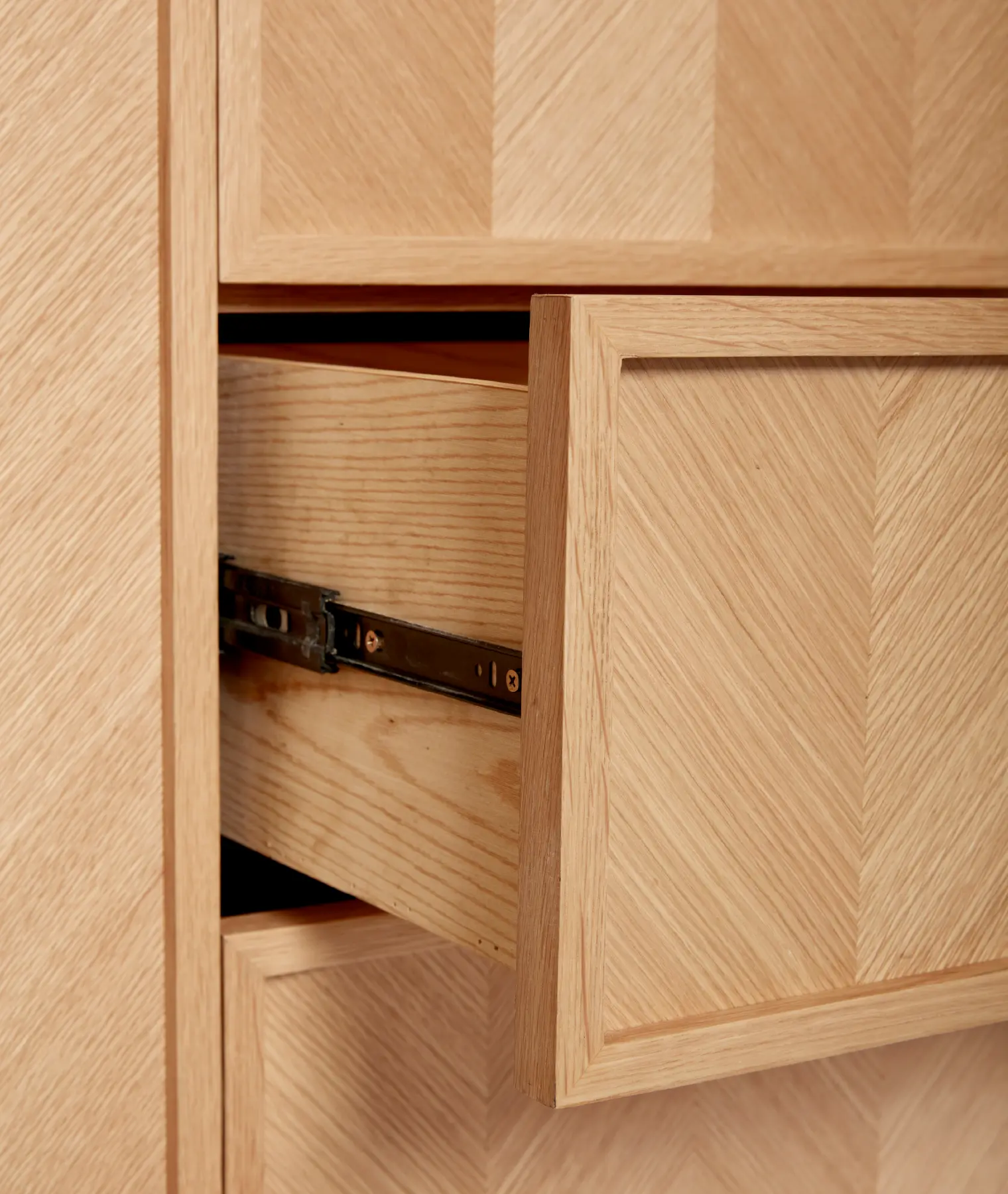 Armoire large Herringbone - chêne clair - Hübsch | Manoir Plume