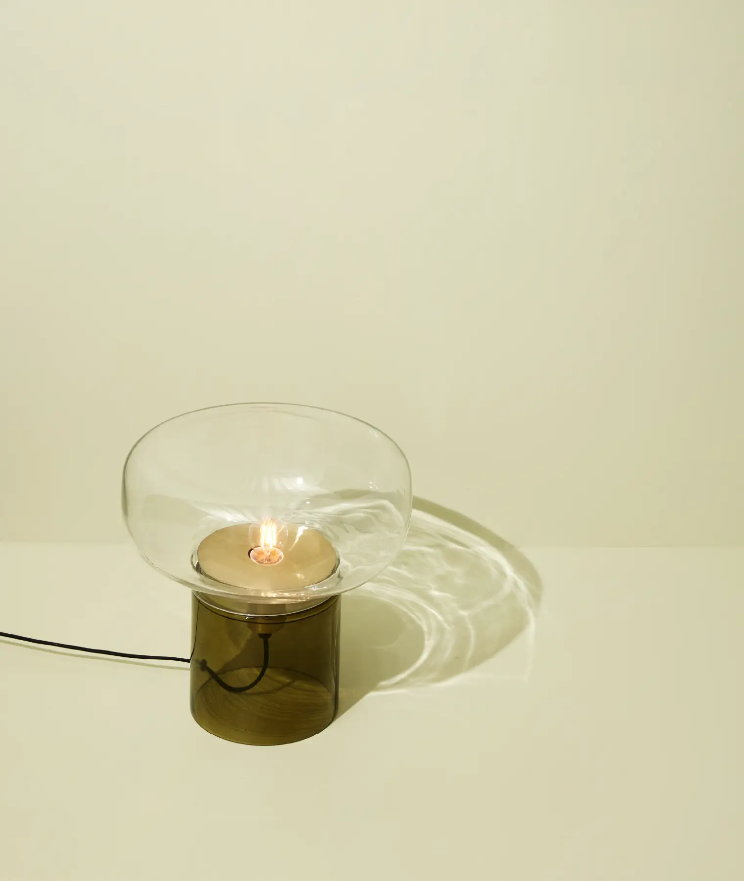 Lampe à poser Crave - vert - Hübsch | Manoir Plume