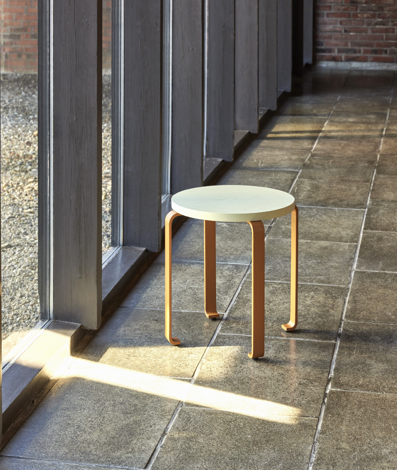 Tabouret Smile - vert clair/orange - Hübsch | Manoir Plume