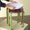 Tabouret Smile - vert clair/orange - Hübsch | Manoir Plume