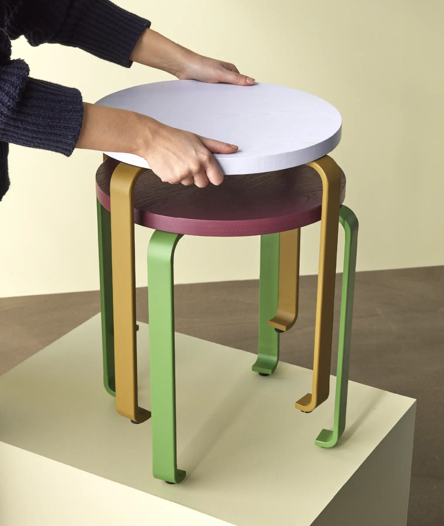 Tabouret Smile - vert clair/orange - Hübsch | Manoir Plume