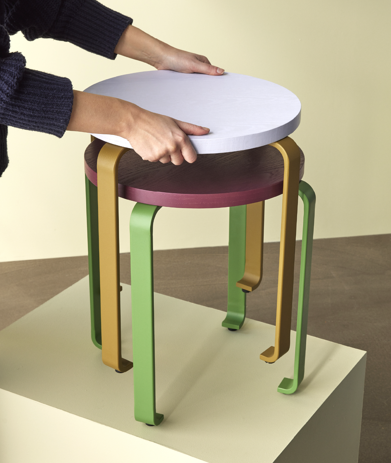 Tabouret Smile - vert clair/orange - Hübsch | Manoir Plume