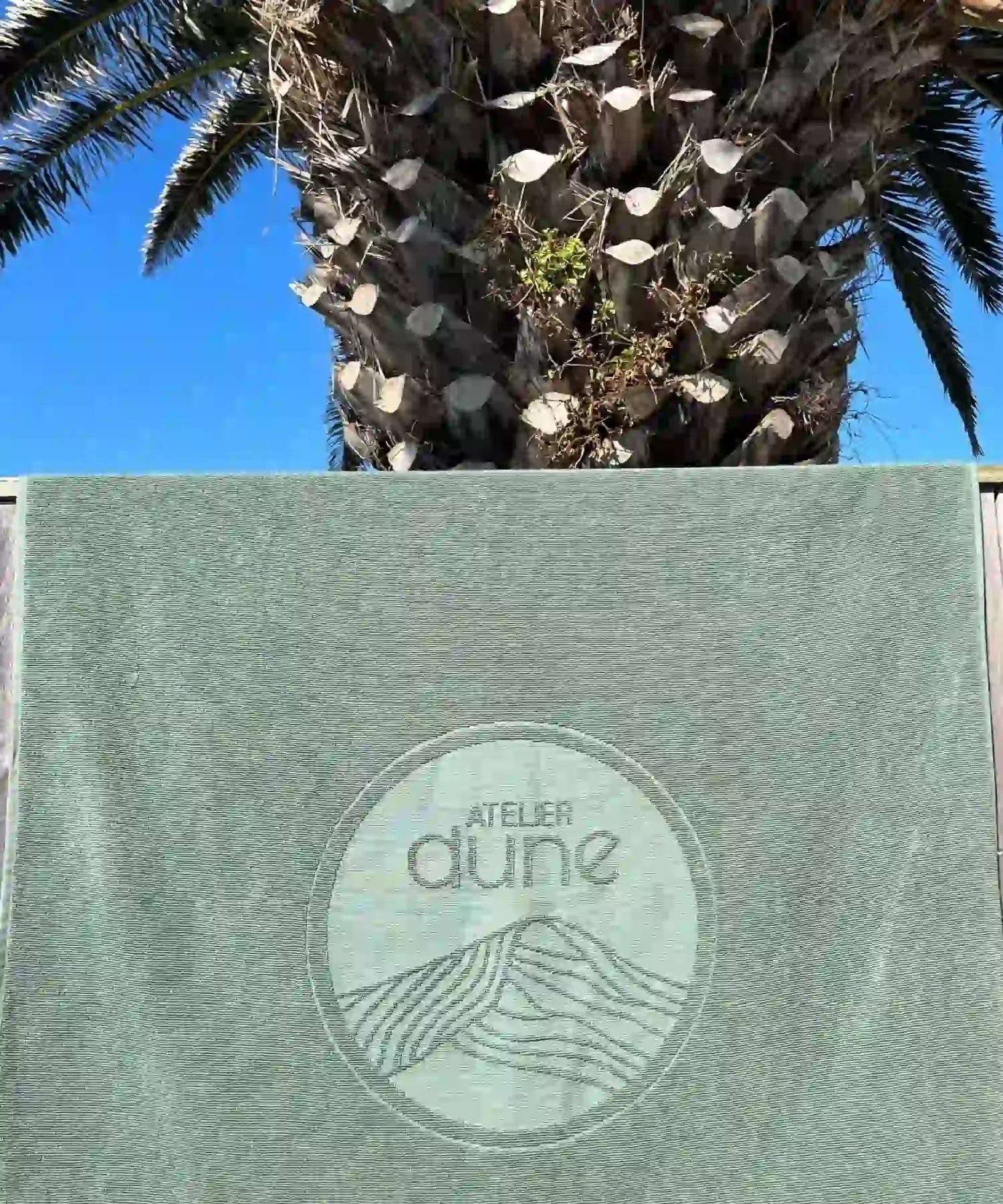 Serviette de plage en coton bio double-face - sauge - Atelier Dune | Manoir Plume