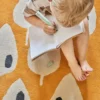 Tapis enfant en coton bio Forêt - abricot - Bleuu Studio | Manoir Plume