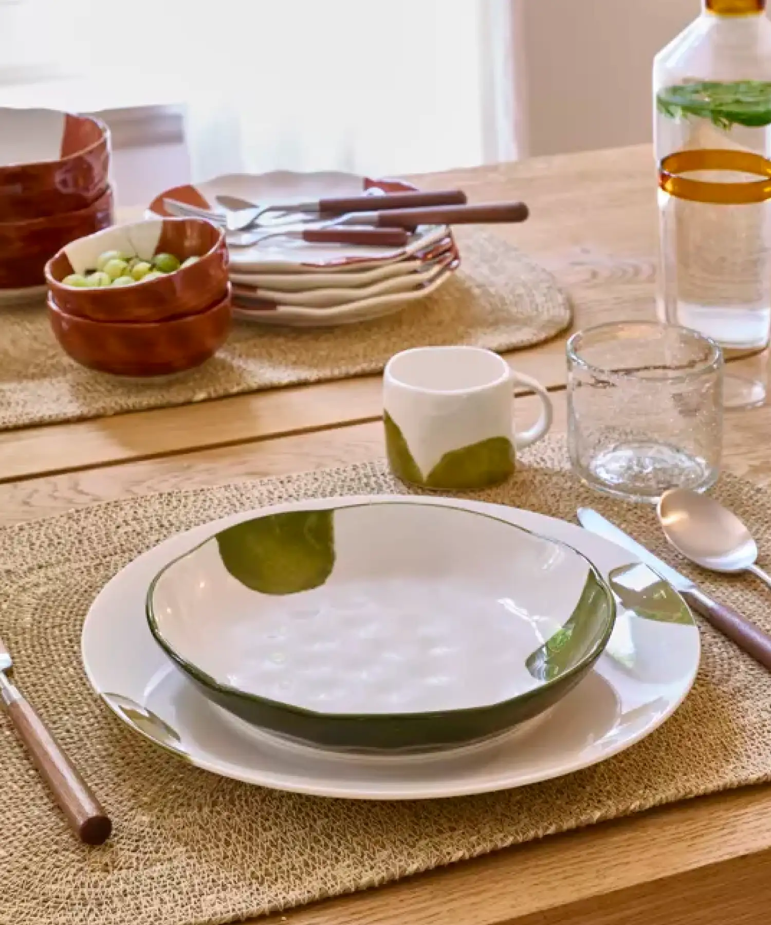 Assiette plate en porcelaine Labo - vert - Pomax | Manoir Plume