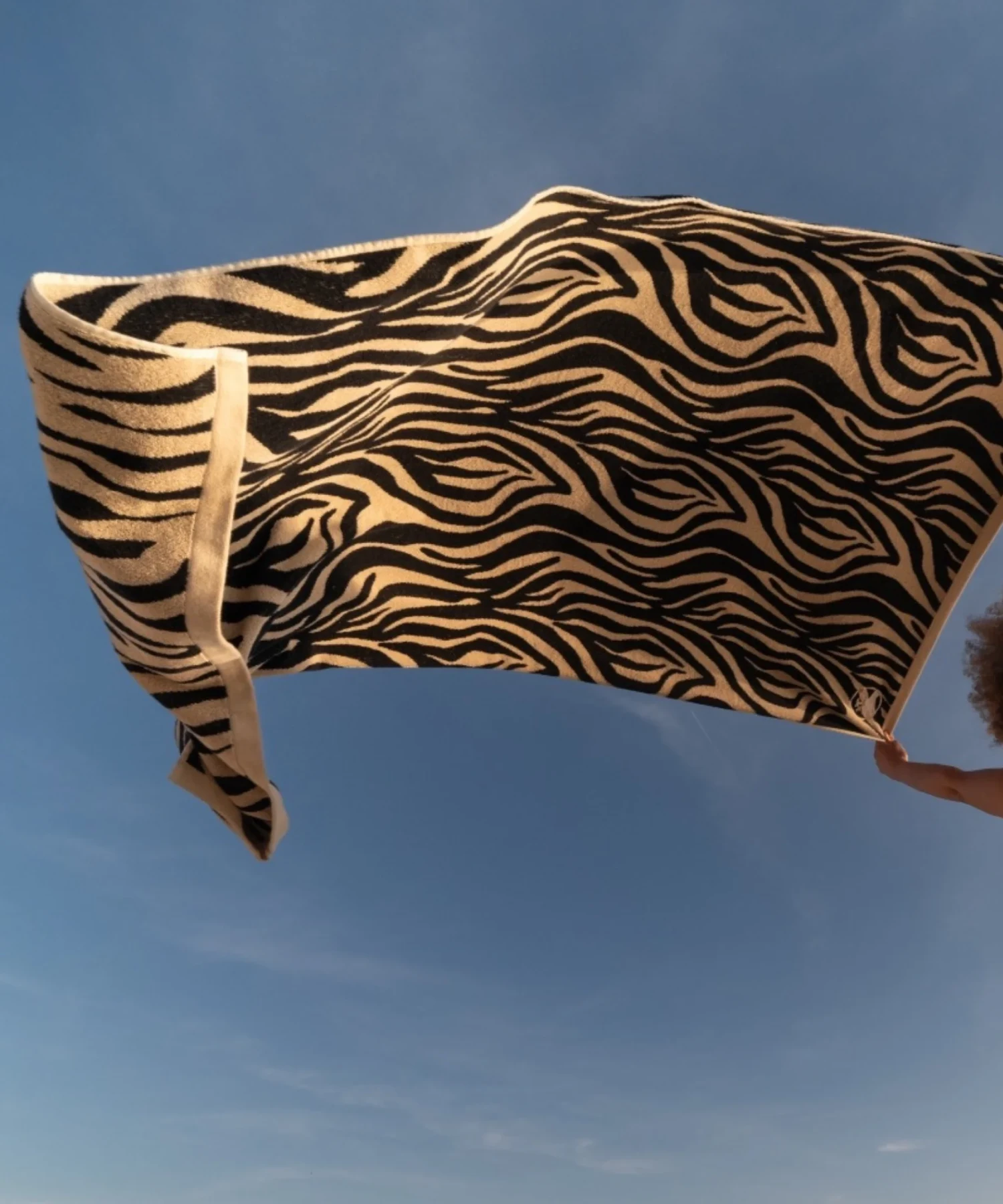 Serviette de plage en coton bio - zèbre - Atelier Dune | Manoir Plume