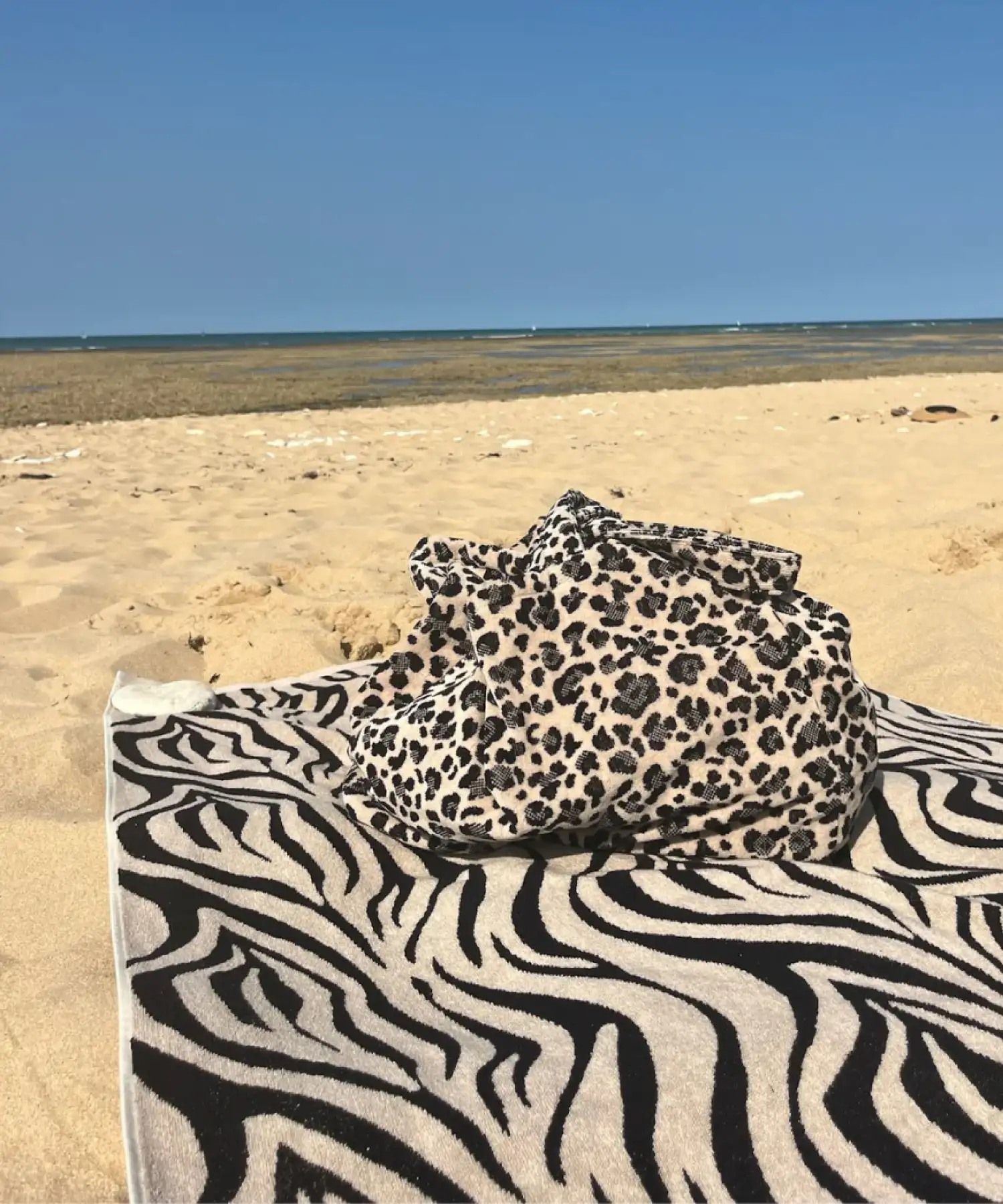 Serviette de plage en coton bio - zèbre - Atelier Dune | Manoir Plume