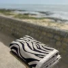 Serviette de plage en coton bio - zèbre - Atelier Dune | Manoir Plume