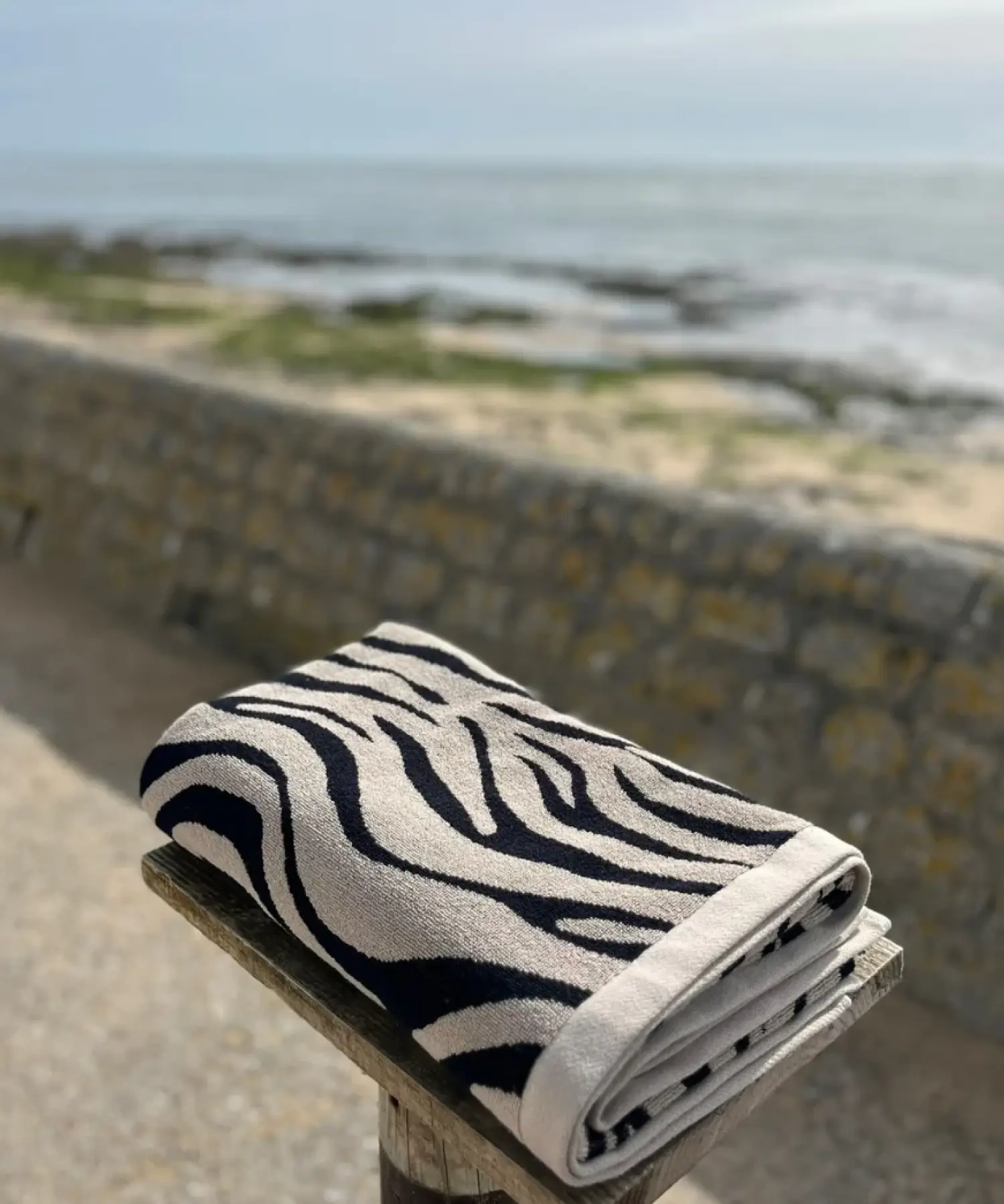 Serviette de plage en coton bio - zèbre - Atelier Dune | Manoir Plume
