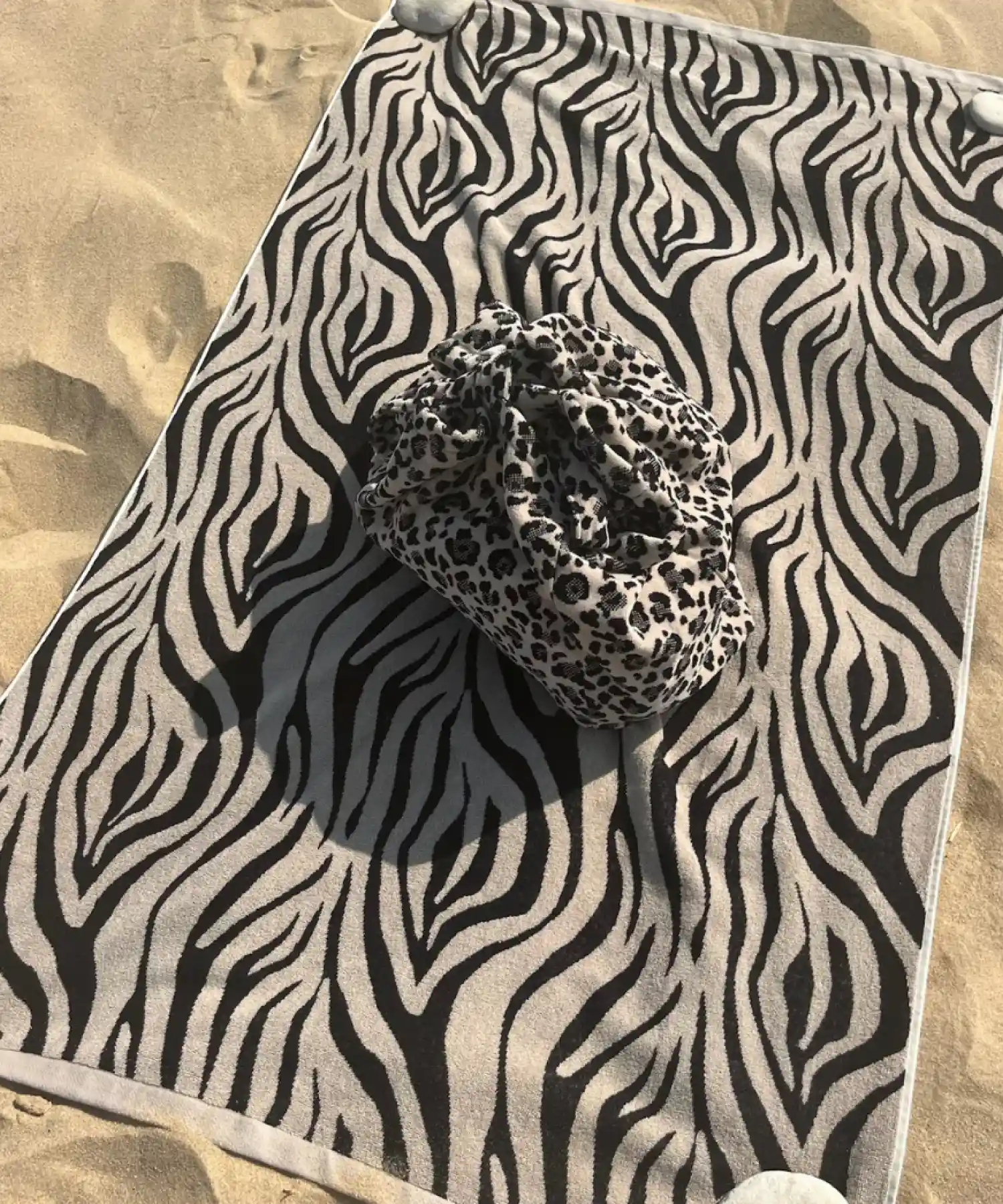 Serviette de plage en coton bio - zèbre - Atelier Dune | Manoir Plume
