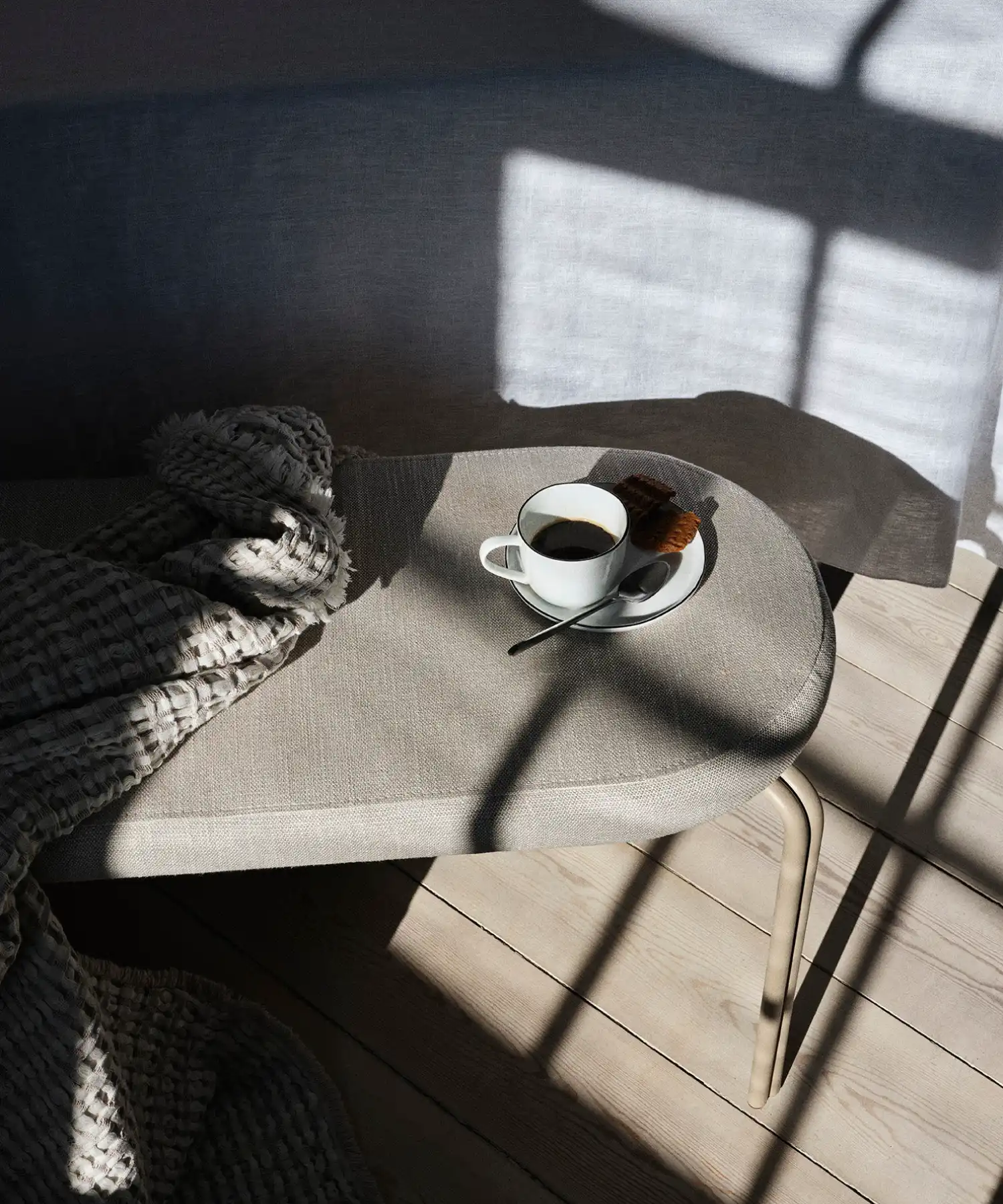 Tasse avec soucoupe en porcelaine émaillée Salt - blanc - Broste Copenhagen | Manoir Plume