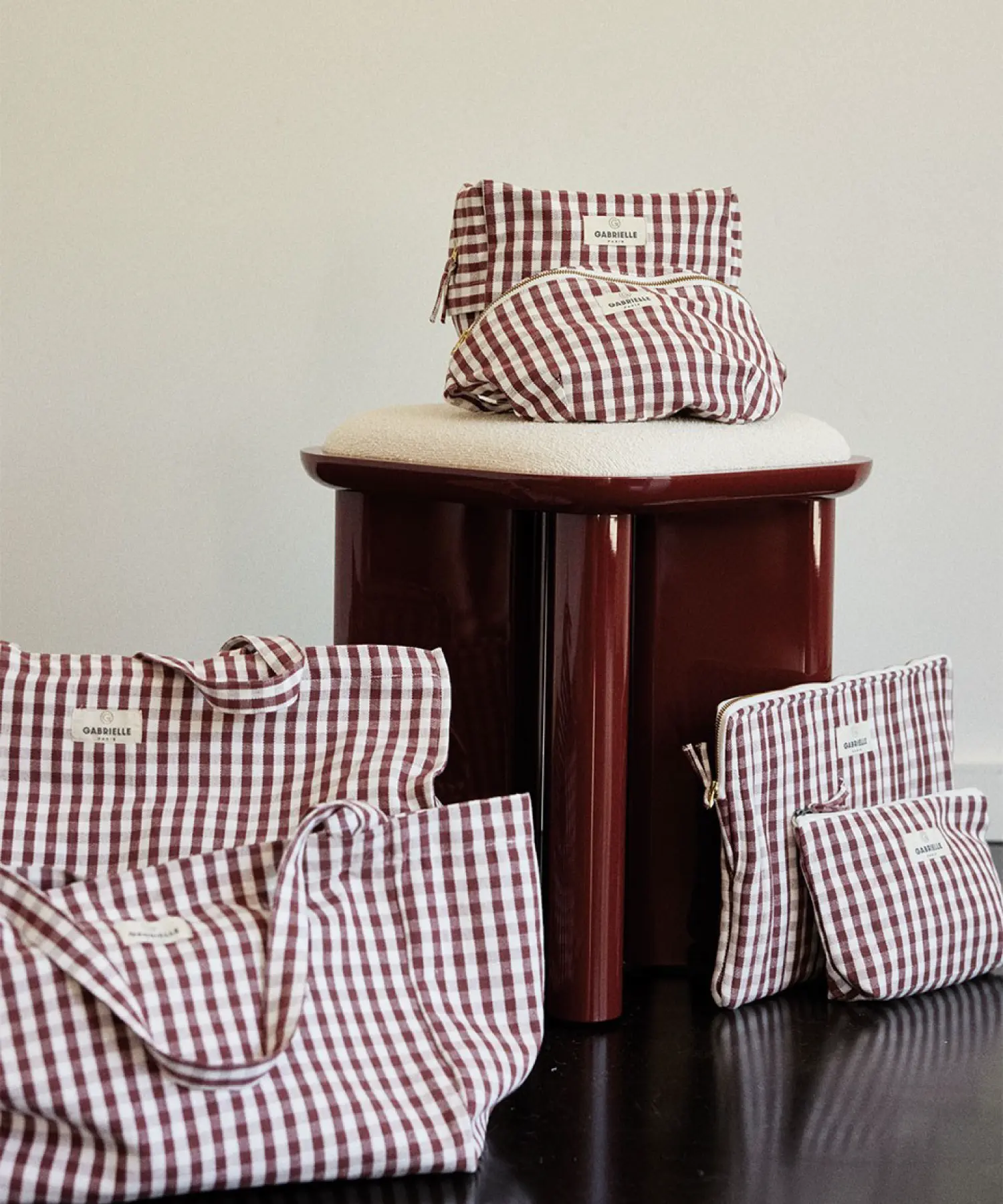 Pouf en bouclette et placage de frêne Lazare - bordeaux et crème - Gabrielle Paris | Manoir Plume