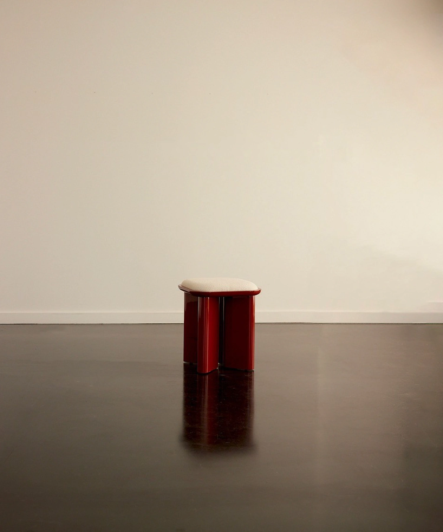 Pouf en bouclette et placage de frêne Lazare - bordeaux et crème - Gabrielle Paris | Manoir Plume