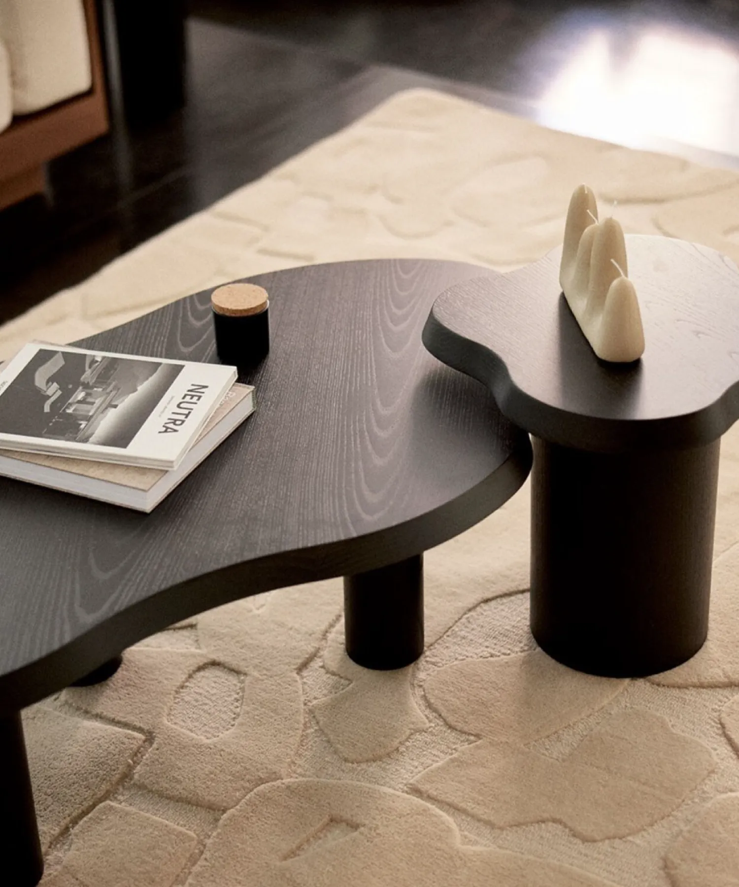 Table d'appoint en placage de chêne et frêne Mahaut - noir - Gabrielle Paris | Manoir Plume
