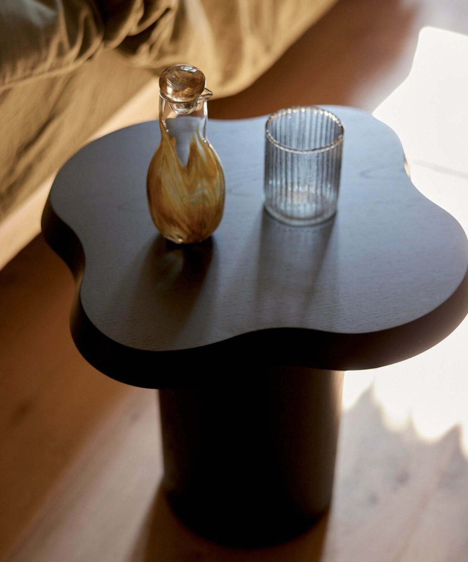 Table d'appoint en placage de chêne et frêne Mahaut - noir - Gabrielle Paris | Manoir Plume