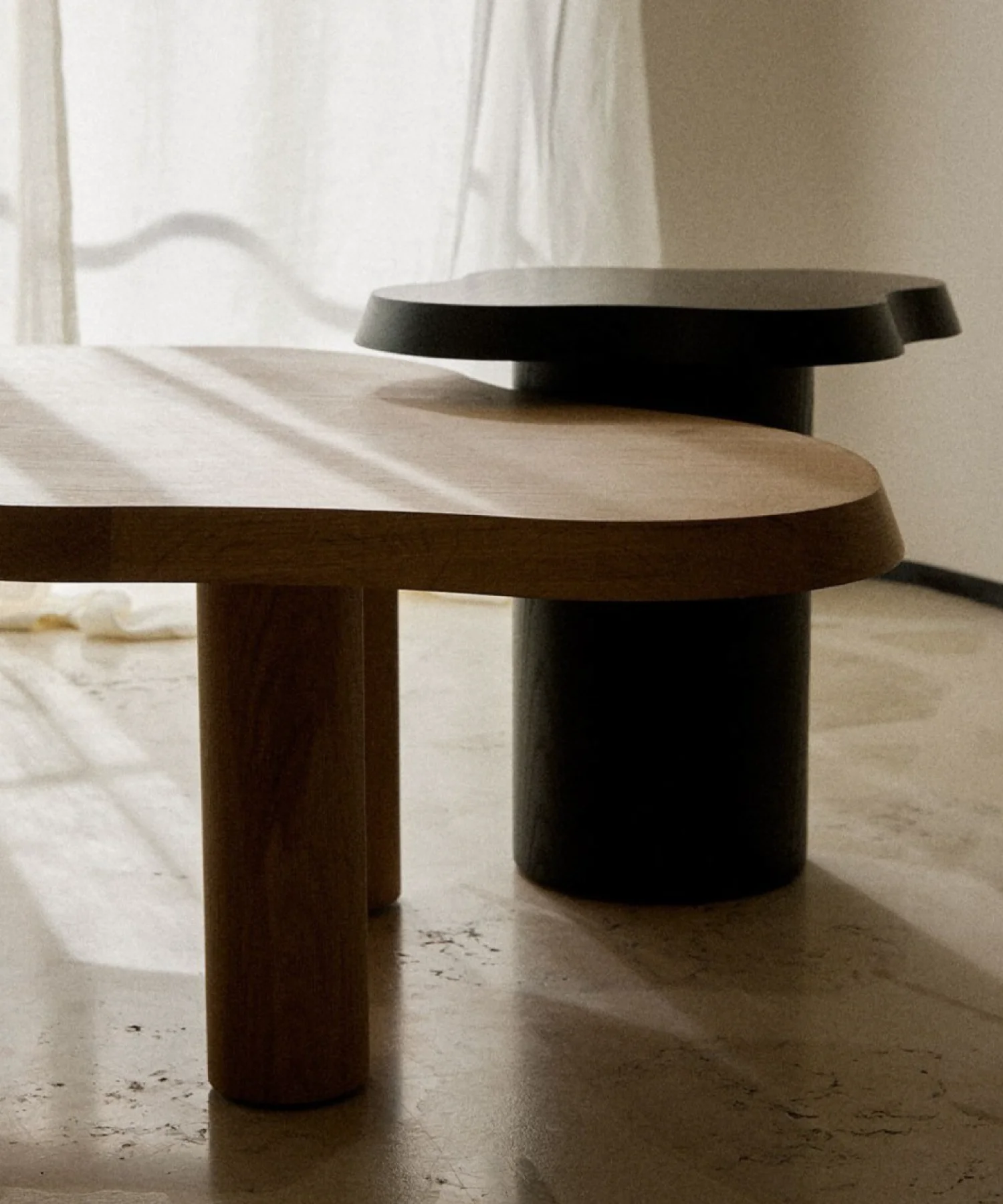 Table d'appoint en placage de chêne et frêne Mahaut - noir - Gabrielle Paris | Manoir Plume