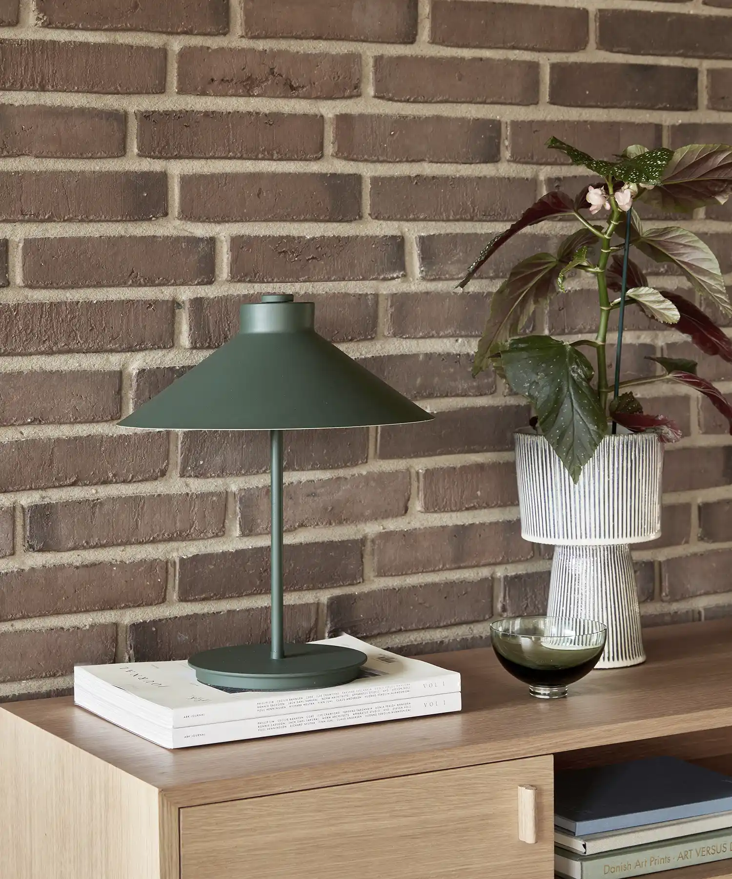 Lampe à poser en métal Shape - vert - Hübsch | Manoir Plume