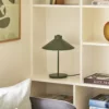 Lampe à poser en métal Shape - vert - Hübsch | Manoir Plume