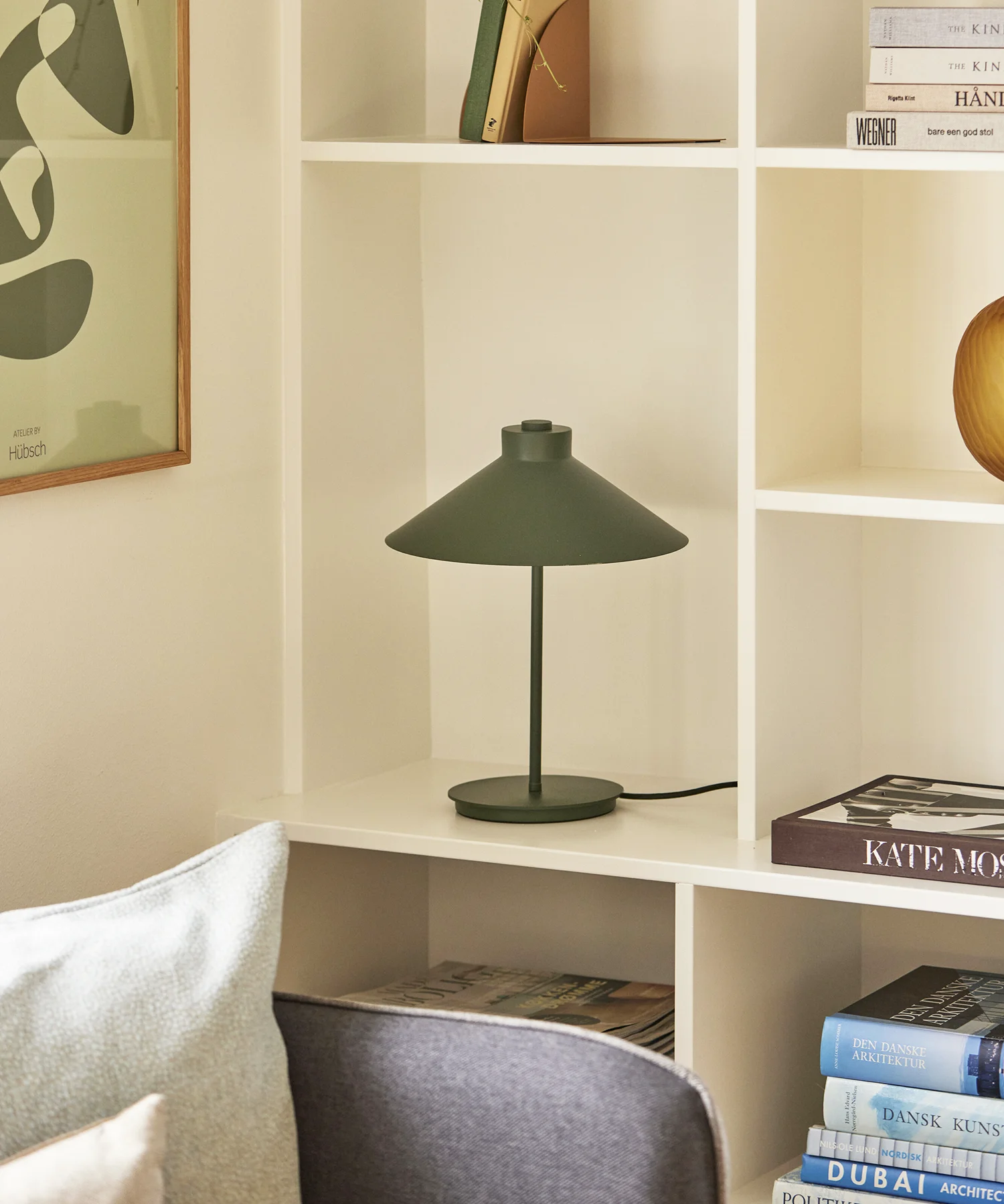 Lampe à poser en métal Shape - vert - Hübsch | Manoir Plume