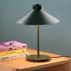 Lampe à poser en métal Shape - vert - Hübsch | Manoir Plume