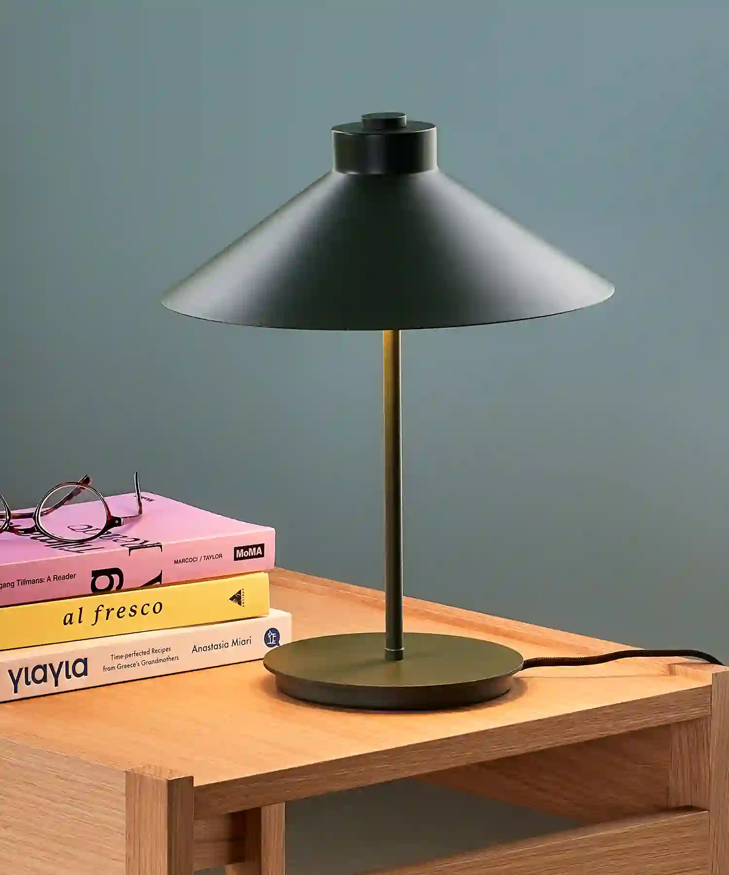 Lampe à poser en métal Shape - vert - Hübsch | Manoir Plume